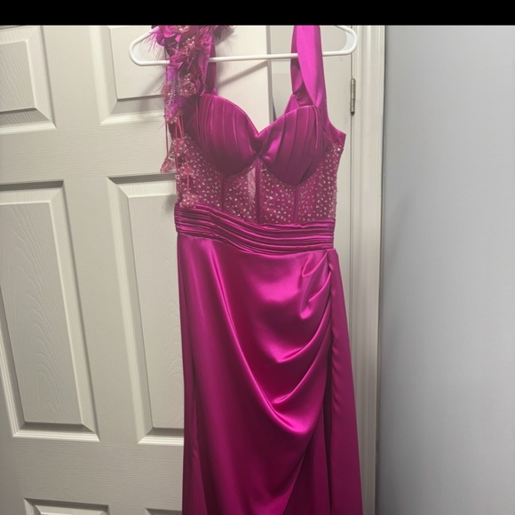 Fuchsia pink one shoulder gown - Picture 1 of 3